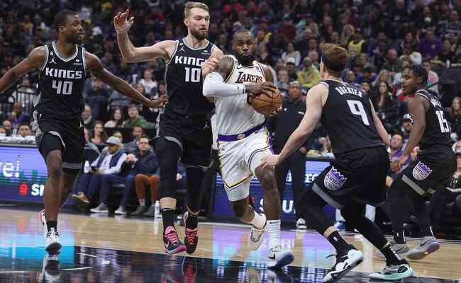 LeBron James teve 37 pontos, oito rebotes e sete assistncias na vitria sobre o Sacramento Kings