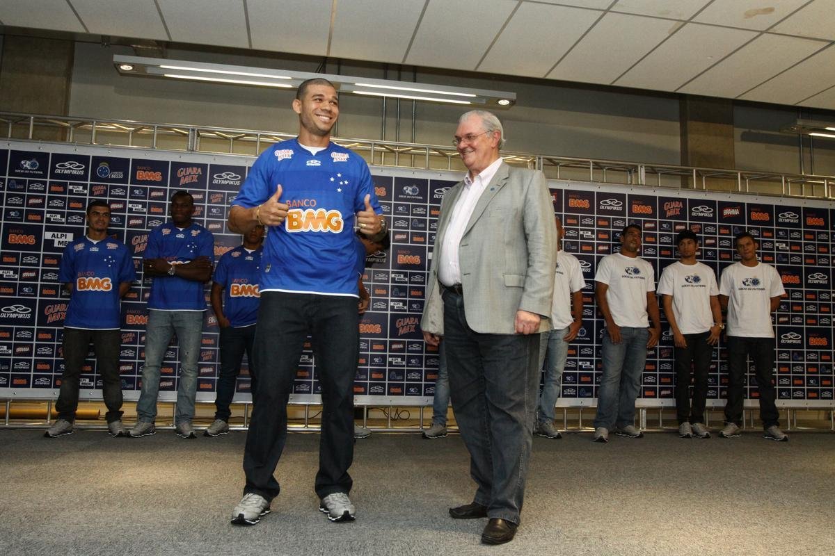 Aps acionar a Justia para deixar o Vasco, Nilton aceitou proposta do Cruzeiro