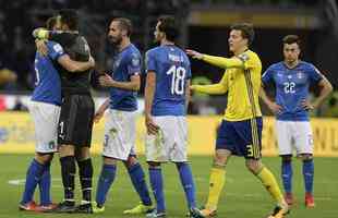 Imagens da decepo italiana com a eliminao diante da Sucia na repescagem: Azzurra fora da Copa