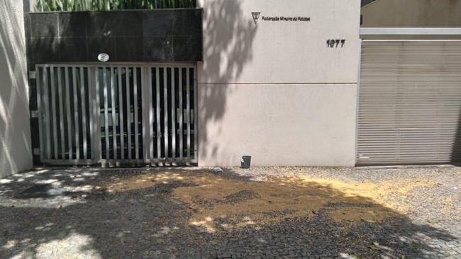 Torcedores levaram galinhas e milho para a porta da FMF