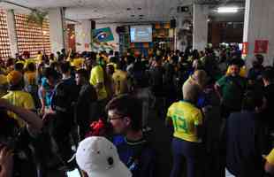 No Mercado Novo, em Belo Horizonte, torcida acompanha a vitria do Brasil sobre a Coreia do Sul pelas oitavas de final da Copa do Mundo