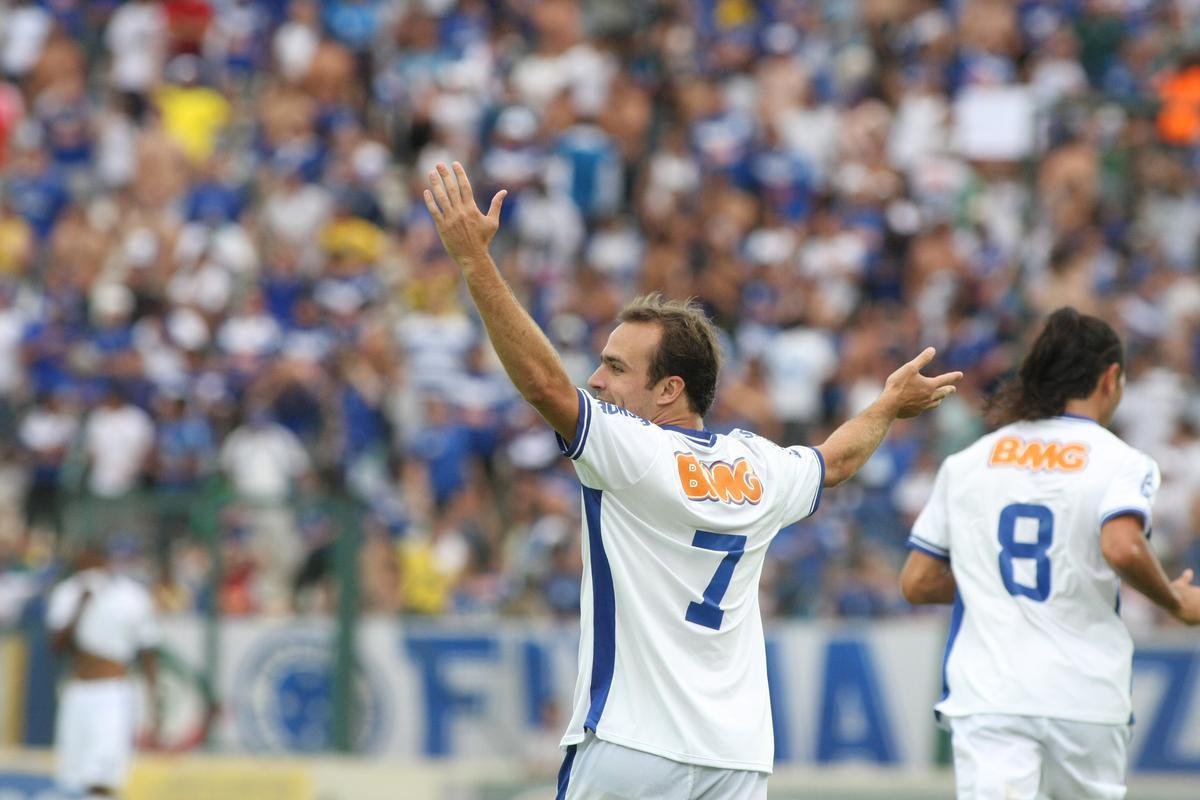 A goleada por 6 a 1, na Arena do Jacar, pela ltima rodada do Campeonato Brasileiro de 2011, foi a maior do Cruzeiro sobre o Atltico. Com risco de ser rebaixado  Srie B, o time celeste precisava vencer o rival na ocasio e conseguiu um resultado emblemtico em Sete Lagoas. Foram seis gols de jogadores distintos: Roger abriu o placar e deu assistncia para Leandro Guerreiro marcar 2 a 0; ainda no primeiro tempo, Anselmo Ramon e Fabrcio ampliaram a vantagem; na etapa final, Wellington Paulista e Ortigoza tambm balanaram as redes. Rver descontou para o Galo.