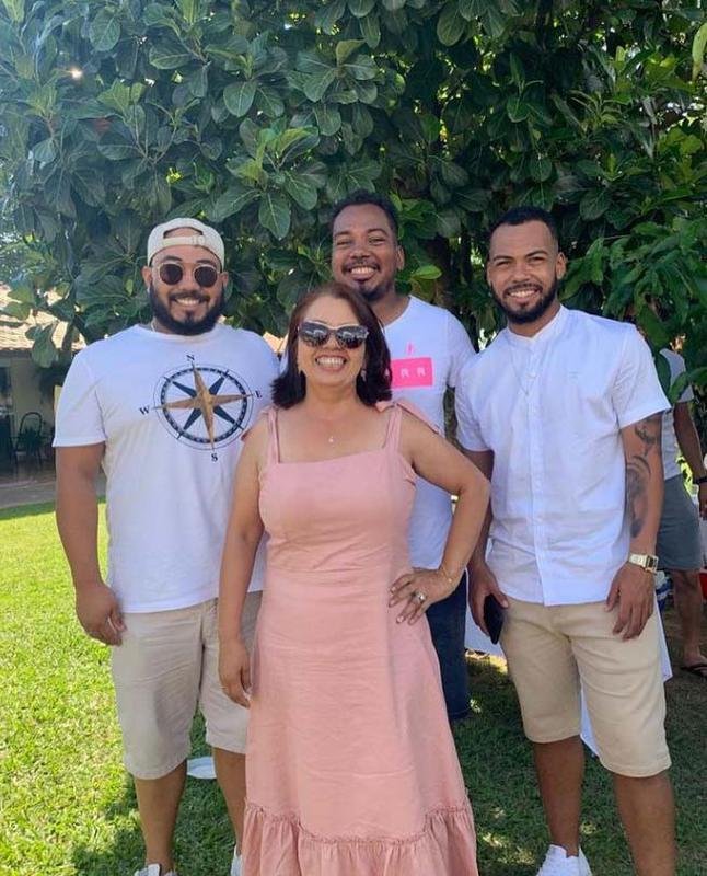 Claudinho e a fam�lia