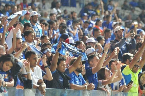 Torcedores do Cruzeiro lotam as arquibancadas do Mineiro para acompanhar a partida vlida pelas quartas de final da Copa do Brasil
