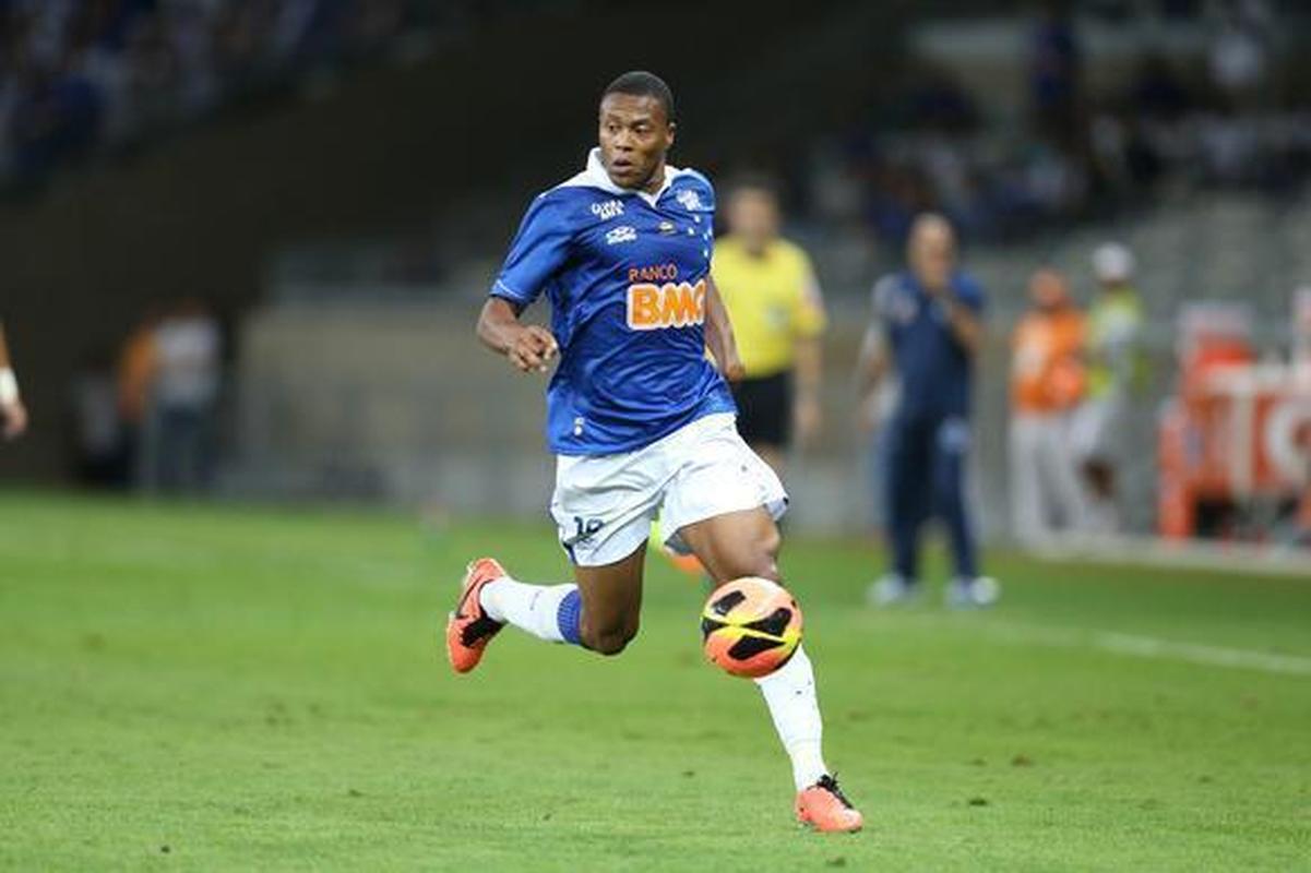 Atualmente com 40 anos, Jlio Baptista, meia do Cruzeiro em 2013 e 2014, se aposentou em 2019, quando atuava pelo Cluj-ROM
