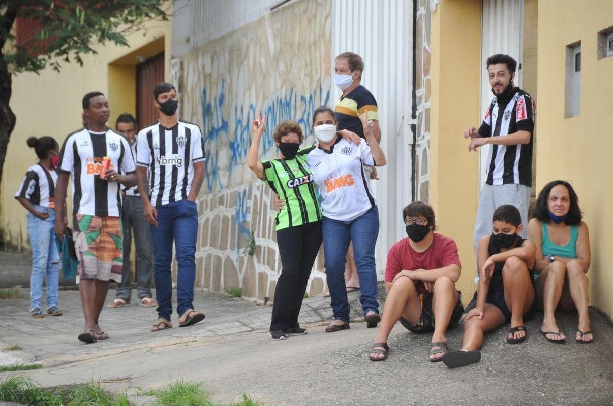 Chegadas de Amrica e Atltico ao Independncia para o jogo de ida da final do Campeonato Mineiro. Delegaes foram recebidas por alguns torcedores no Horto, em BH (Juarez Rodrigues/EM/D. A Press)