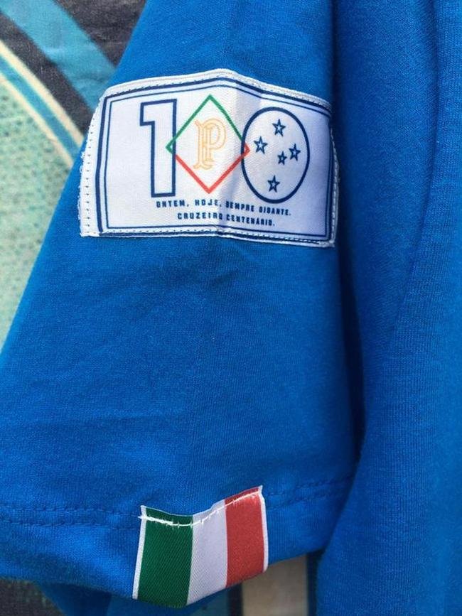 Camisas comemorativas lanadas por marca licenciada pelo Cruzeiro