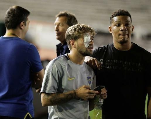 Depois do adiamento da final da Libertadores, jogadores de River Plate e Boca Juniors estiveram no gramado do Monumental de Nez e trocaram algumas palavras amistosas
