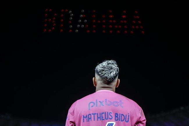 Em baile no c�u, drones levaram torcedores do Cruzeiro ao del�rio no Mineir�o depois do jogo com o Ituano. Em sobrevoo, foram formadas frases e palavras felicitando o clube pelo t�tulo e pela volta � S�rie A