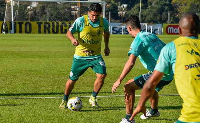 Alosio e Danilo Avelar retornaram aos treinamentos do Amrica 