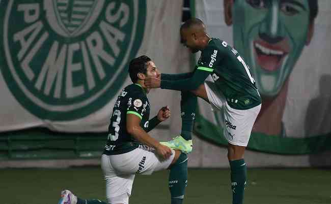 Raphael Veiga e Mayke comemoram gol do Palmeiras contra o Grmio