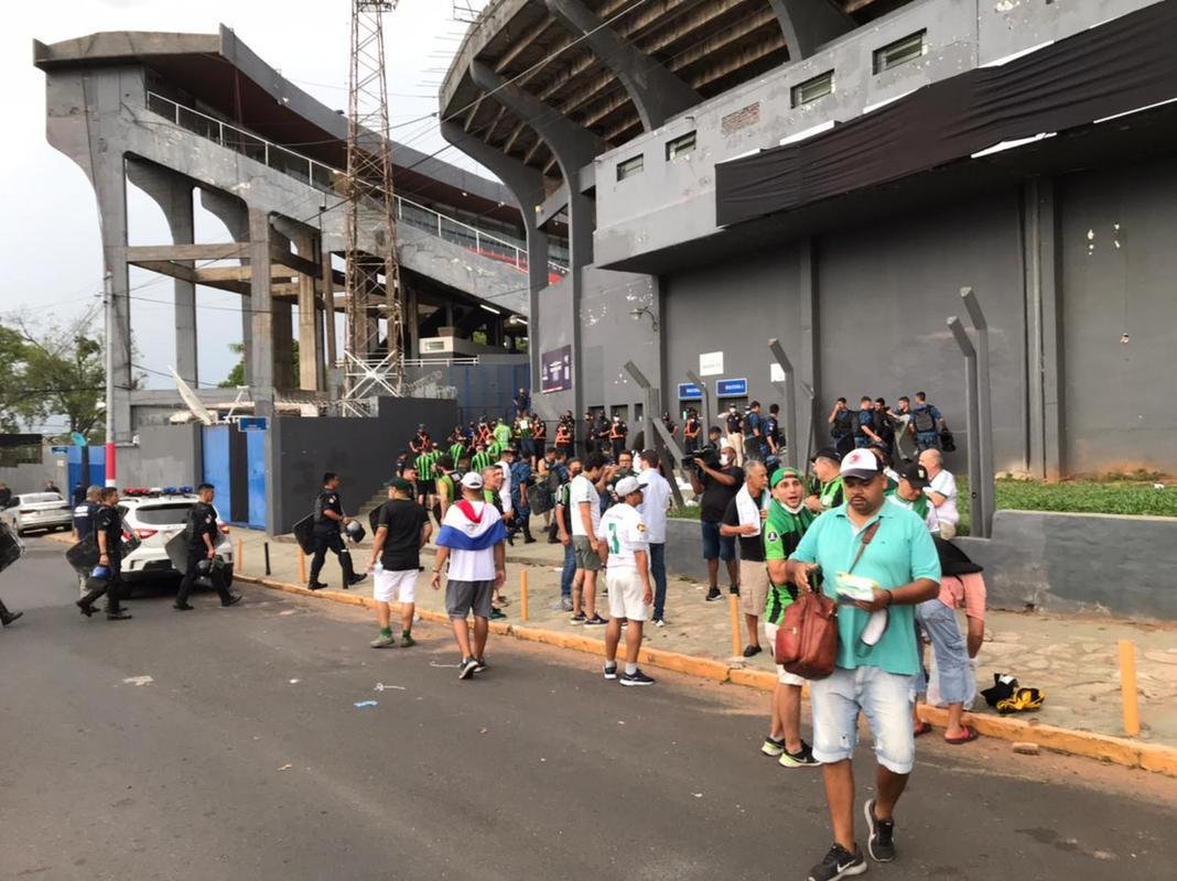 Fotos da torcida do Amrica no estdio Defensores del Chaco, em Assuno, antes da partida contra o Guaran pela segunda fase da Copa Libertadores