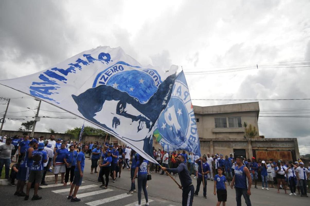 Torcedores do Cruzeiro protestam na porta da Toca da Raposa II, nesta quinta-feira (06/01), contra a sada do goleiro Fbio do clube
