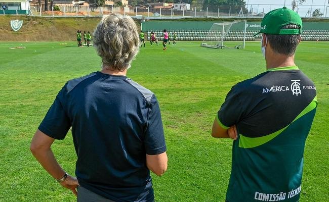 Pia Sundhage visitou treinamento do futebol feminino do Am�rica nesta segunda-feira (6)