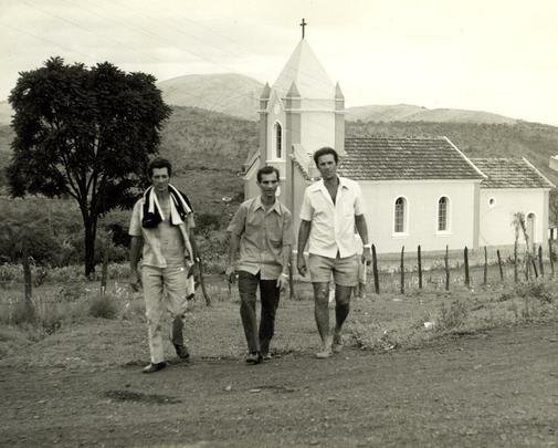 Momentos de Tel Santana na conquista do Brasileiro de 1971 pelo Atltico. Aps a confirmao do ttulo, o treinador pagou promessa e andou 67km, indo at a Igrejinha do Pires, em Congonhas-MG. Tel foi acompanhado no trajeto pelo diretor de futebol Nery Campos e por Leo Coutinho.