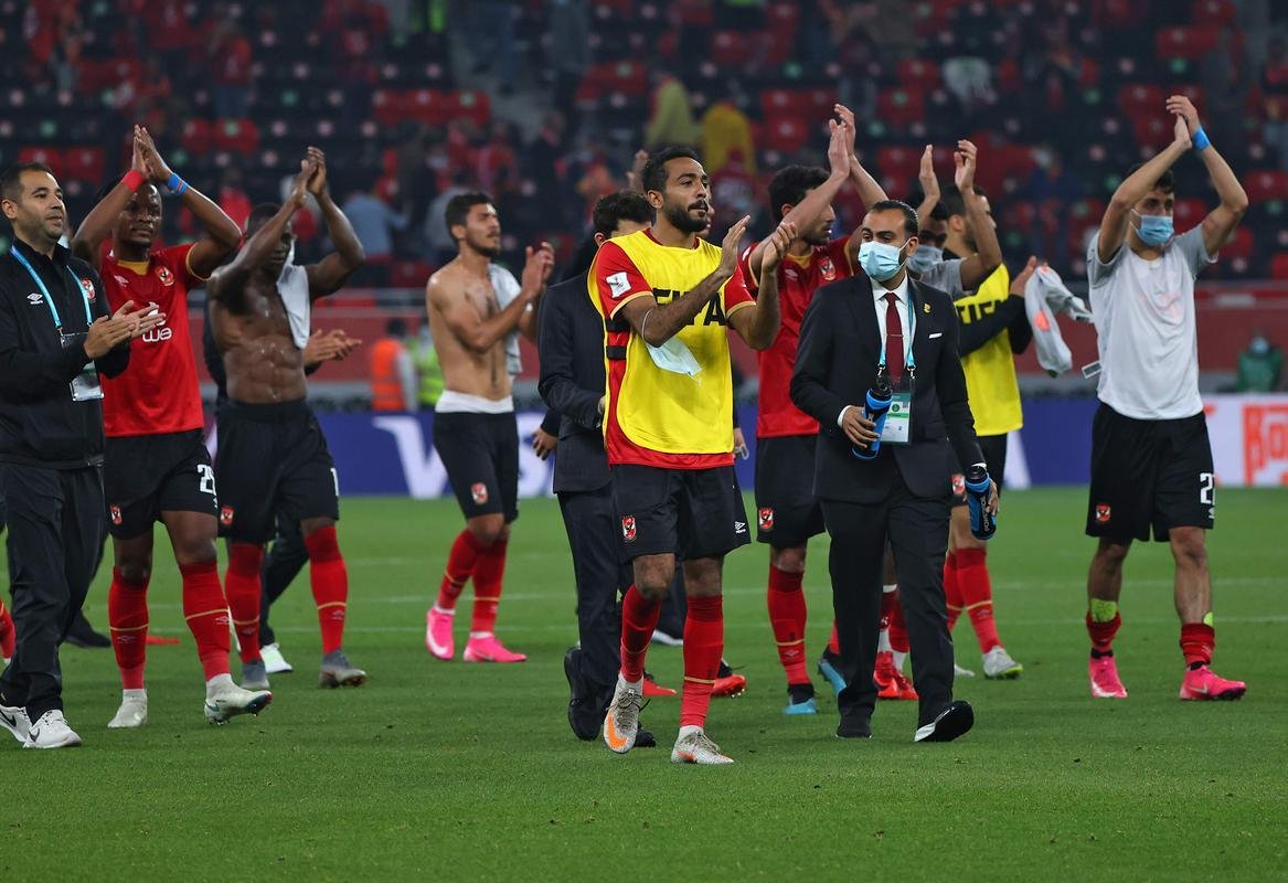 Bayern de Munique derrotou egpcios do Al Ahly por 2 a 0, com dois gols do polons Robert Lewandowski, e se garantiu na deciso do Mundial de Clubes contra o Tigres, do Mxico