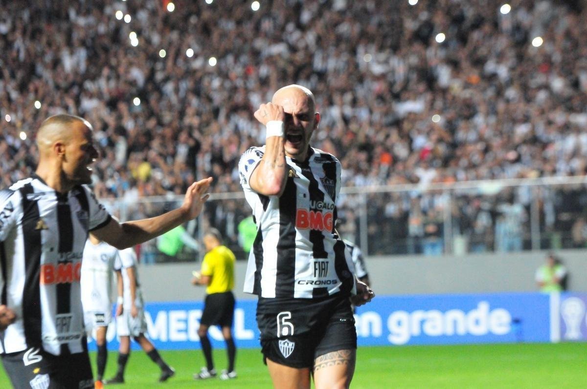 Atltico voltou forte na etapa final e abriu o placar em cobrana de pnalti com Fbio Santos: 1 a 0