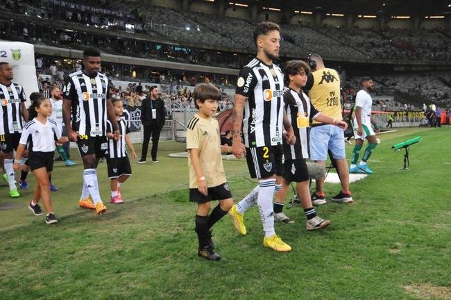 Mascotinhos do Atltico no jogo contra o Juventude, no Mineiro, pelo Campeonato Brasileiro de 2022
