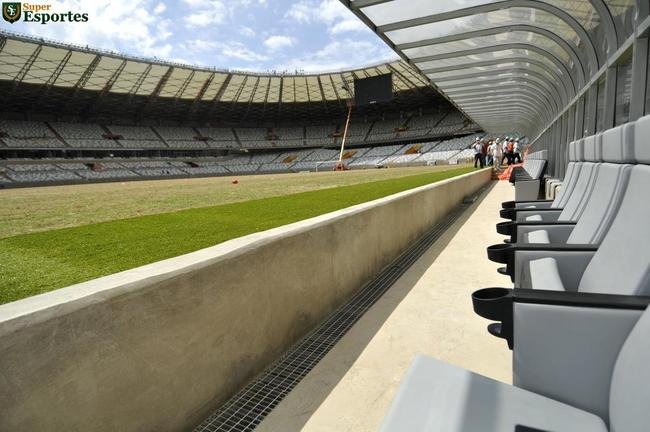 06/12/2012 - Gramado j instalado no campo. Reforma entra na parte dos detalhes, do acabamento final.