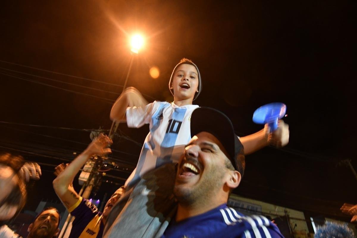 Torcedores de Argentina e Paraguai na chegada ao Minero para duelo pela Copa Amrica