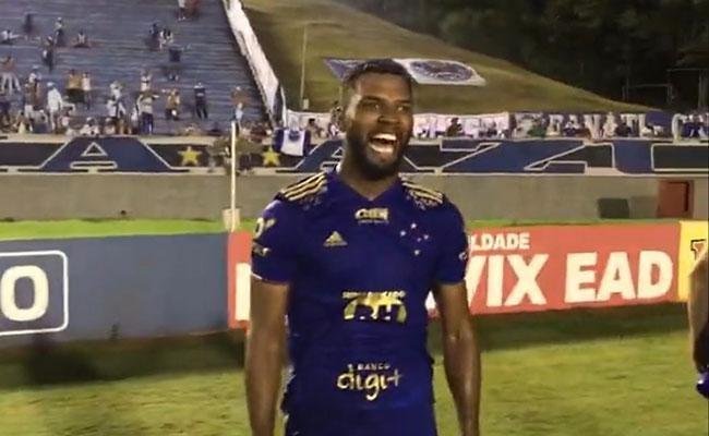 Thiago (autor do gol), jogadores do Cruzeiro e Luxemburgo festejam vitria sobre o Londrina no Paran pela Srie B