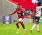 Bruno Henrique faz hat-trick, Flamengo goleia So Paulo e acaba com jejum