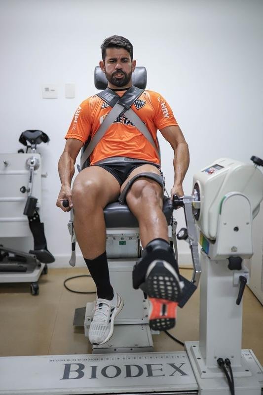 Diego Costa posa com as camisas 1 e 2 do Atltico, faz exames e atividades na academia da Cidade do Galo