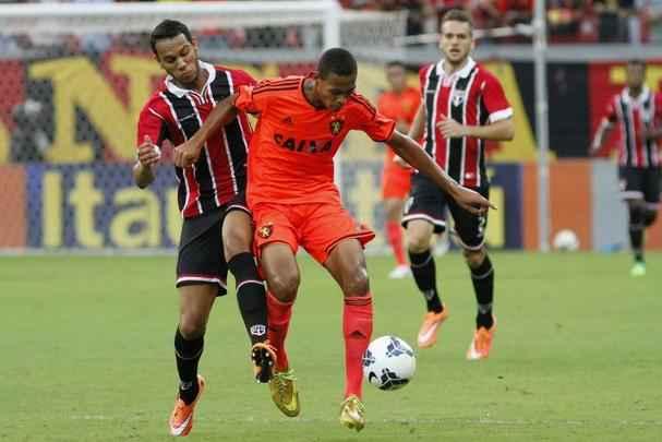 O centroavante de 1,90m ainda foi o autor do gol da vitória do Sport por 1 a 0 em cima do São Paulo, também na Série A 2014, terminando o ano e o campeonato como um dos destaques da campanha leonina.