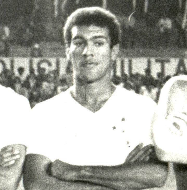 O lateral-esquerdo Ademar defendeu o Cruzeiro de 1983 a 1986. Foi campeo mineiro de 1984.