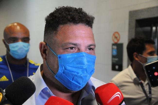 Ronaldo prestigiou vitria do Cruzeiro sobre a URT, por 3 a 0, no Independncia, e foi ovacionado pela torcida celeste