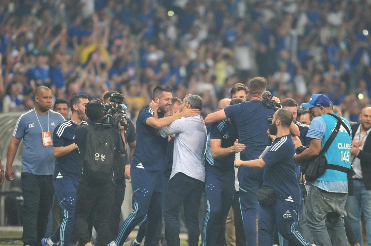 Depois de confirmar o acesso  Srie A com a vitria sobre o Vasco, jogadores do Cruzeiro foram  loucura no Mineiro. Nas arquibancadas, torcedores deliraram. Muitos tambm foram s lgrimas de emoo 