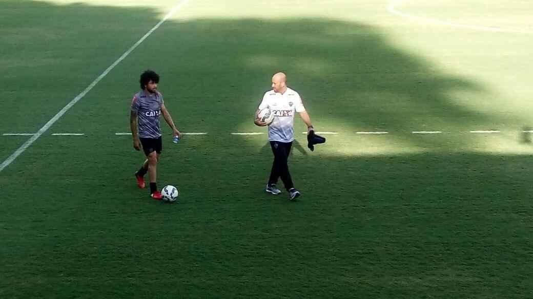 Fotos do treino do Galo com Victor e Luan em campo
