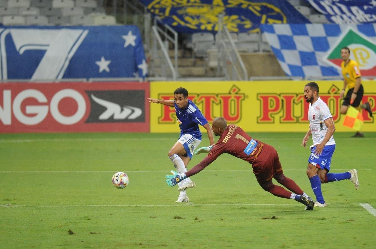 Fotos do jogo entre Cruzeiro e Paran Clube, no Mineiro, em Belo Horizonte, pela 19 rodada da Srie B do Campeonato Brasileiro