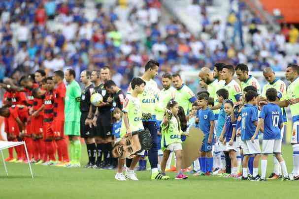 Goleiro Fbio recebe homenagem no Mineiro pelos 700 jogos com a camisa do Cruzeiro. Capito veste camisa em referncia  marca expressiva pelo clube