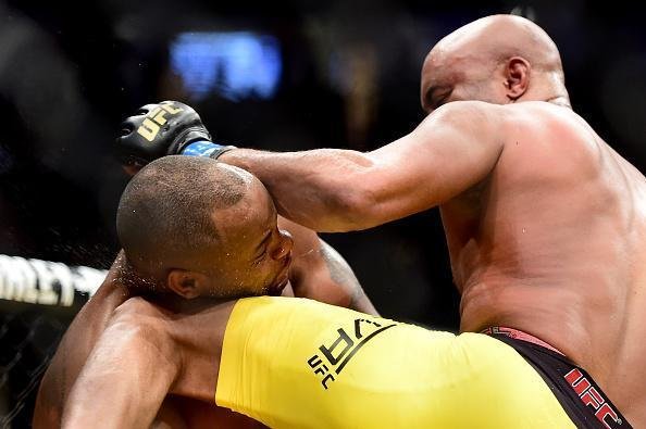 Fotos da derrota de Anderson Silva para Daniel Cormier no UFC 200