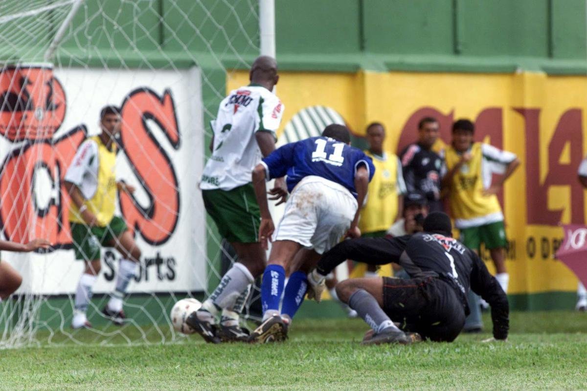 Astro internacional, Rivaldo teve passagem-relmpago pelo Cruzeiro em 2004. O craque chegou ao clube por indicao do Vanderlei Luxemburgo e acabou pedindo resciso do vnculo quando o tcnico deixou o clube devido a um desentendimento com os irmos Alvimar de Oliveira Costa e Zez Perrella, presidente e vice de futebol. Foram 11 jogos e dois gols marcados. Rivaldo no vestiu a 10, mas  um 'tpico 10' da histria celeste.