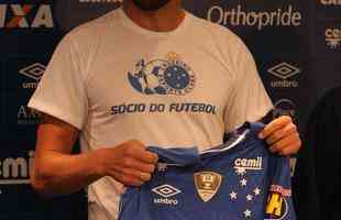 Atacante Barcos, o 'Pirata', vestiu a camisa 28 do Cruzeiro e falou sobre desejo de conquistar muitos ttulos