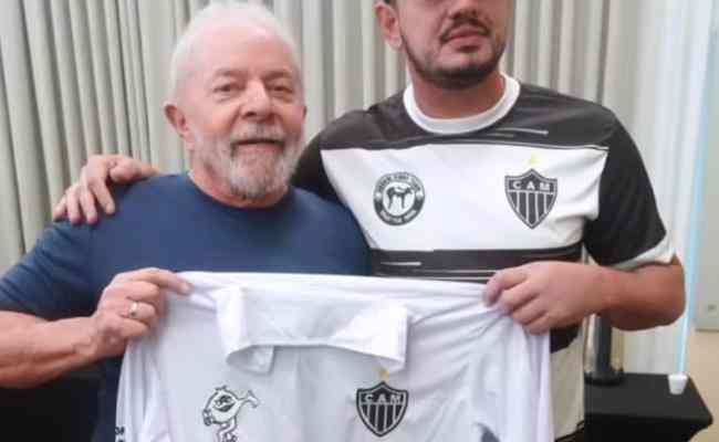 Lula posou com camisa da Galoucura nesta terça-feira (10); candidato à presidência realizou ato em Minas Gerais nesta semana
