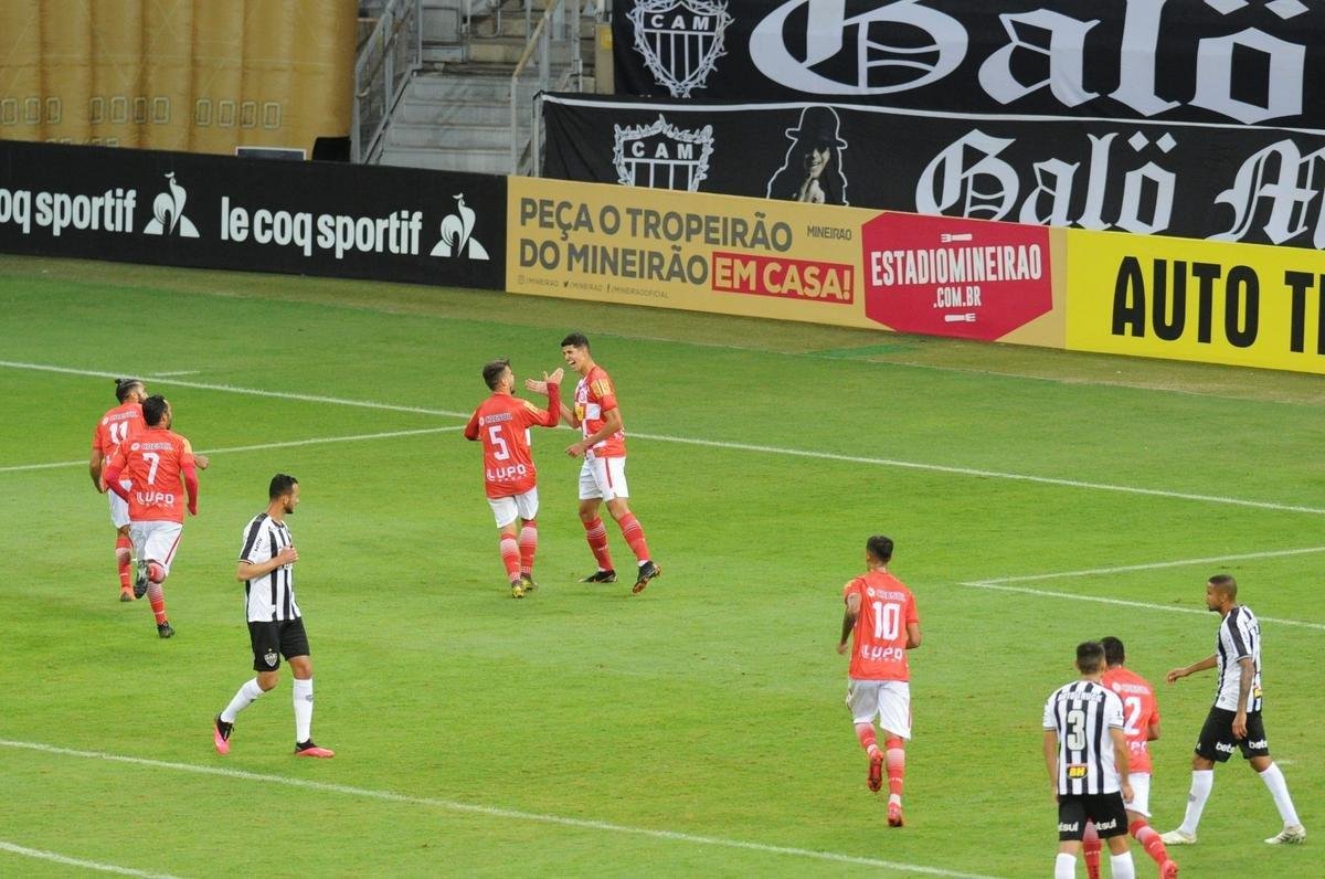 No segundo tempo, o Tombense saiu na frente, com gol de pnalti de Rubens. Logo depois, Sasha empatou para o Galo, aps falha pontual do goleiro Felipe. 