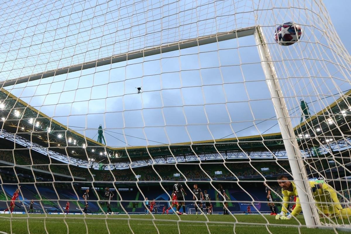 Imagens do duelo entre Lyon e Bayern, em Lisboa, pela semifinal da Liga dos Campees