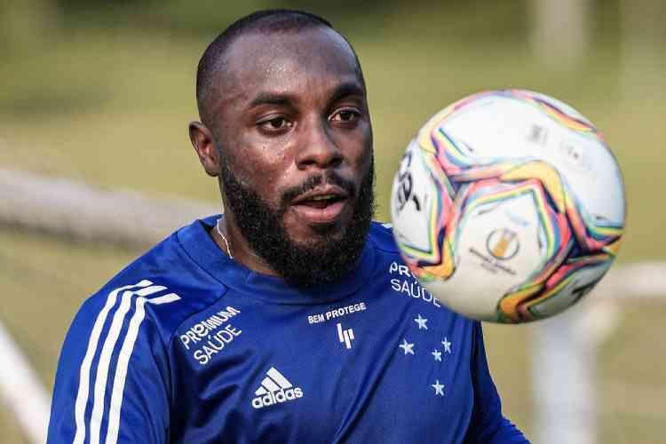 O zagueiro Manoel teve diagnstico positivo para COVID-19 em 18 de outubro. O jogador do Cruzeiro realizou o exame protocolar que indicou para a infeco antes da partida contra o Operrio-PR, na 17 rodada da Srie B do Brasileiro.