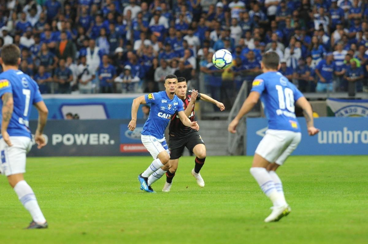 Lances do primeiro tempo da partida entre Cruzeiro e Atltico-PR, no Mineiro, pelas oitavas de final da Copa do Brasil