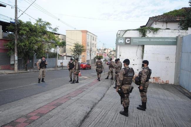 Torcida do Cruzeiro mira Srgio, Deivid e conselheiros em protesto no Horto, antes do jogo diante do Operrio-PR, pela Srie B
