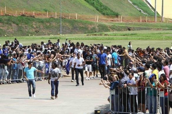 Governador Anastasia entregou uma placa aos campees brasileiros e recebeu uma camisa do Cruzeiro de presente, na Cidade Administrativa
