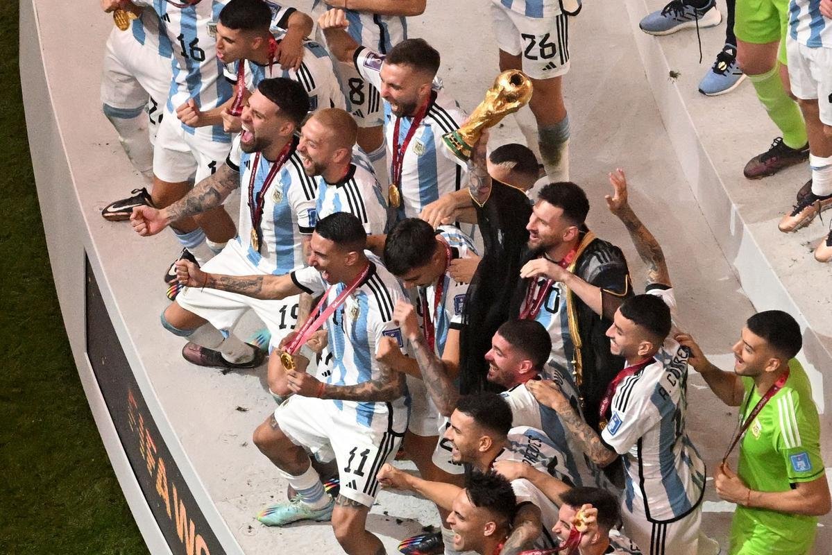Messi ergue a taa de campeo da Copa do Mundo! Festa da Argentina no Estdio Icnico de Lusail, no Catar, com o tricampeonato mundial