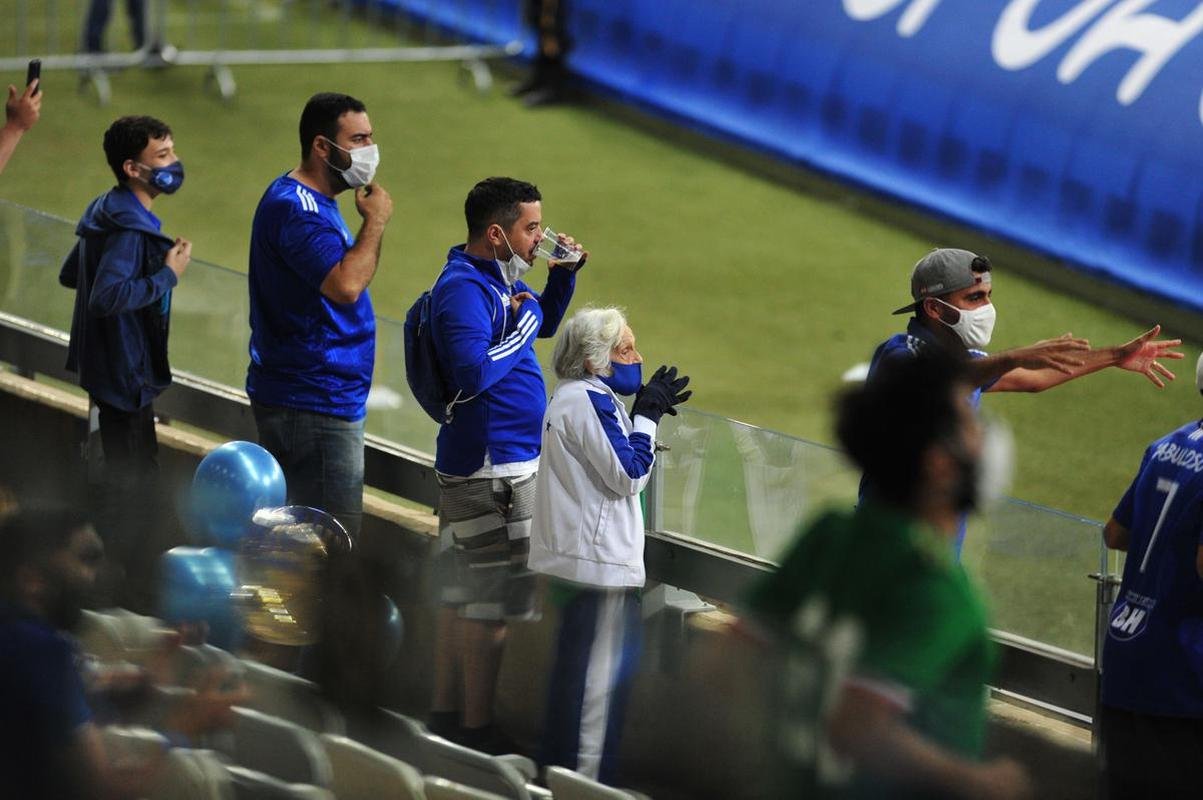 Na volta ao Mineiro, torcida fez festa com a vitria do Cruzeiro por 1 a 0 sobre o Confiana. No fim da partida, jogadores agradeceram o apoio dos cruzeirenses.