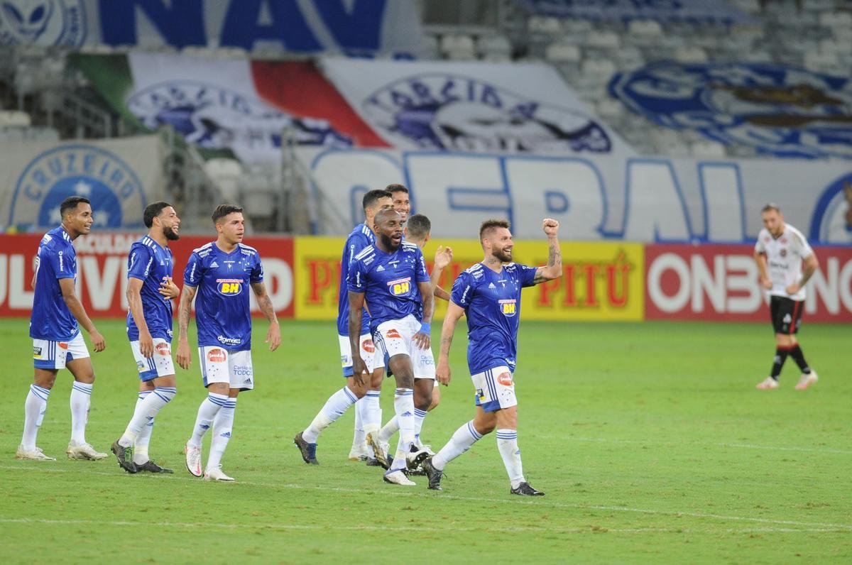 Atacante Rafael Sobis, do Cruzeiro, marcou gol de placa no Mineiro na vitria por 4 a 1 sobre o Brasil de Pelotas, pela 26 rodada da Srie B. Do meio-campo, ele viu o goleiro Rafael Martins adiantado e tocou por cobertura. Um chute perfeito e que entra para a histria do clube e do estdio. (5/12/2020)