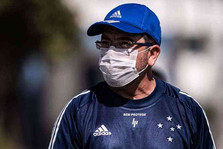 Cruzeiro encerra os preparativos para o duelo com a URT, na retomada do Campeonato Mineiro;  ver possíveis faixas