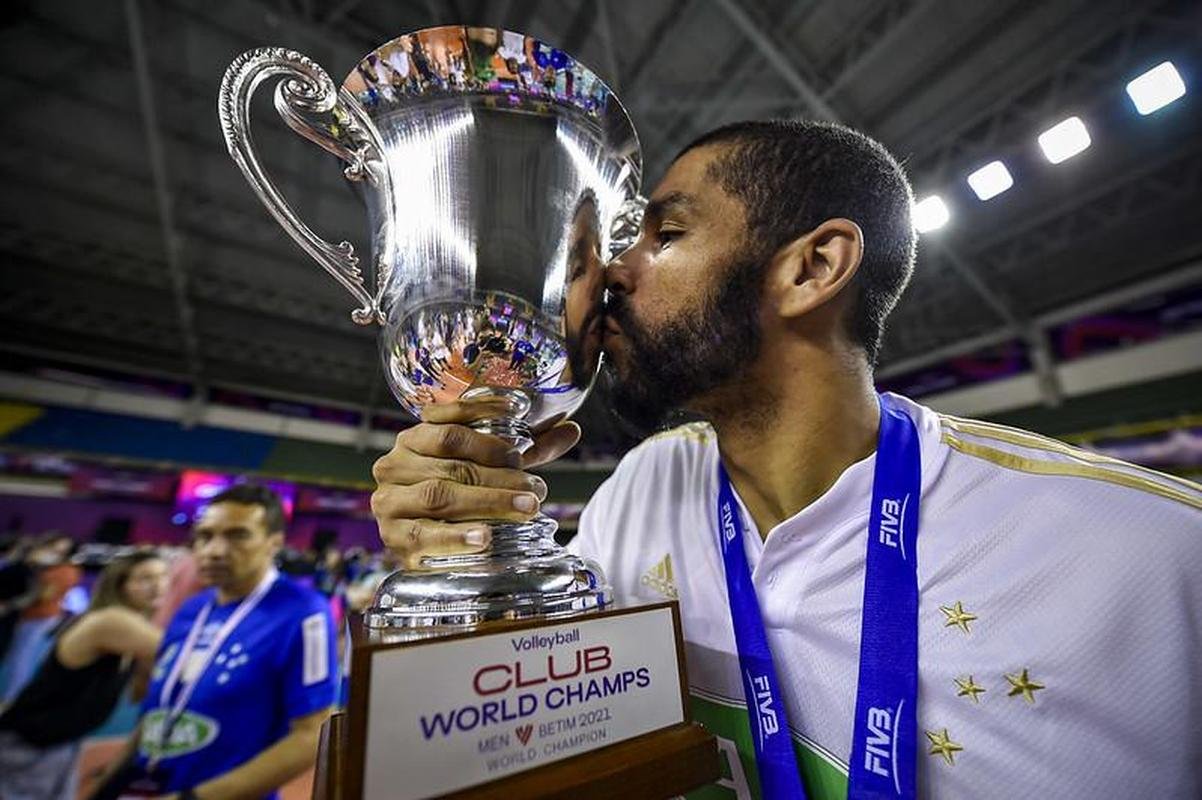 Fotos da festa do Cruzeiro com a vitria sobre o Civitanova e a conquista do tetracampeonato mundial de vlei, em Betim