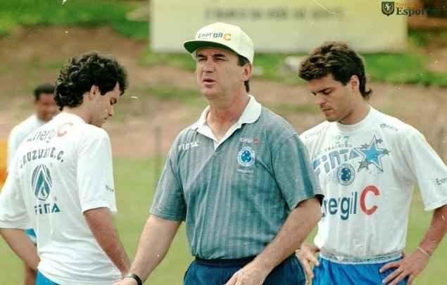 Em 1996, técnico Levir Culpi chegou ao Cruzeiro e sugeriu mudanças na Toca da Raposa I para dar mais privacidade a atletas e comissão técnica. Jardins passaram a limitar a passagem de jornalistas pela região dos vestiários e também a impedir o acesso aos campos de treinamento